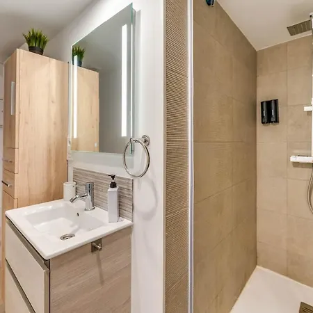 Modern Unit 5 Mins Walk To Historical *