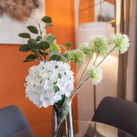 Modern Unit 5 Mins Walk To Historical *