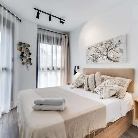 Modern Unit 5 Mins Walk To Historical Apartment *