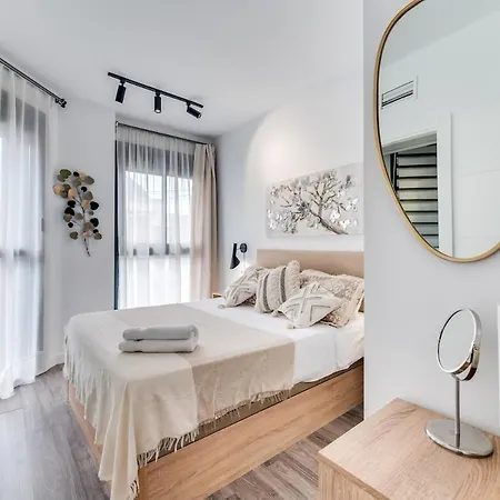 Apartment Modern Unit 5 Mins Walk To Historical Malaga