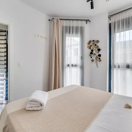 Modern Unit 5 Mins Walk To Historical Malaga