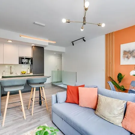 Modern Unit 5 Mins Walk To Historical Apartment *