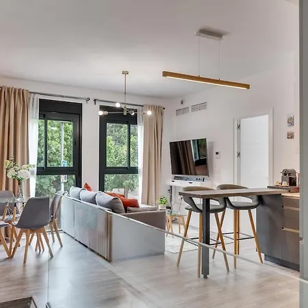 Modern Unit 5 Mins Walk To Historical Malaga