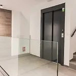 Modern Unit 5 Mins Walk To Historical דירה *