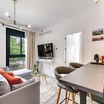 Modern Unit 5 Mins Walk To Historical *