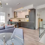 Modern Unit 5 Mins Walk To Historical
