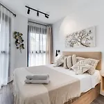 Modern Unit 5 Mins Walk To Historical דירה *