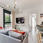 Modern Unit 5 Mins Walk To Historical דירה