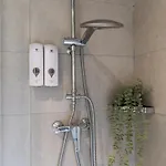 Modern Unit 5 Mins Walk To Historical * מאלגה