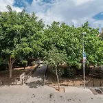 Modern Unit 5 Mins Walk To Historical דירה מאלגה
