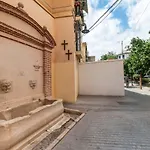 Modern Unit 5 Mins Walk To Historical