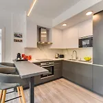 Modern Unit 5 Mins Walk To Historical דירה מאלגה