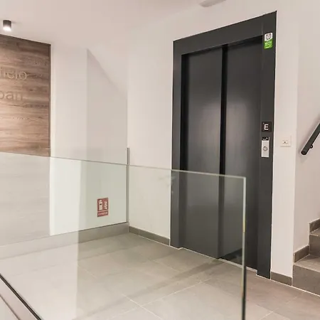 Modern Unit 5 Mins Walk To Historical Apartmán *