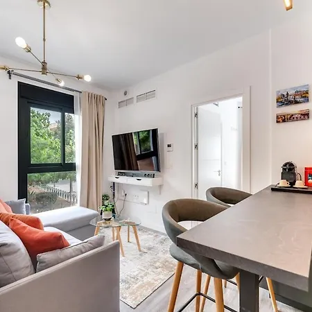 Modern Unit 5 Mins Walk To Historical *