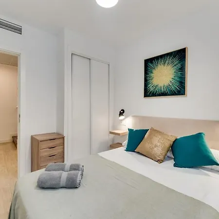 Modern Unit 5 Mins Walk To Historical Daire *