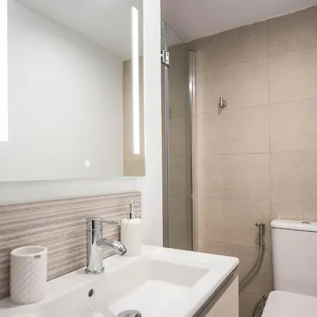 Apartmán Modern Unit 5 Mins Walk To Historical Màlaga