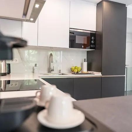 Modern Unit 5 Mins Walk To Historical