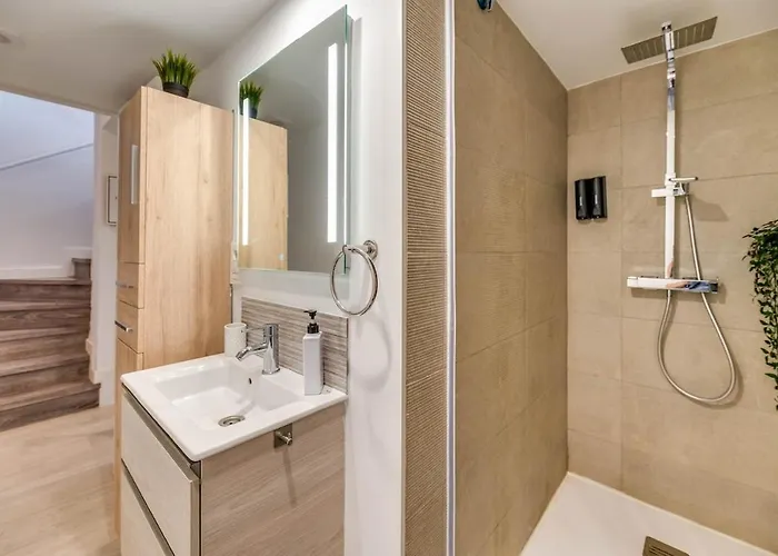 Modern Unit 5 Mins Walk To Historical *