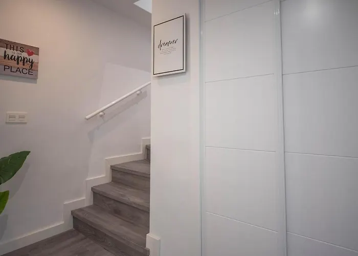 Modern Unit 5 Mins Walk To Historical Daire *