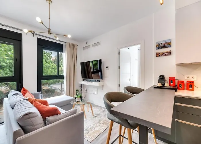 Modern Unit 5 Mins Walk To Historical *