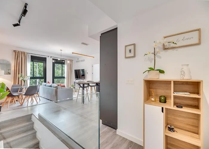 Daire Modern Unit 5 Mins Walk To Historical Málaga