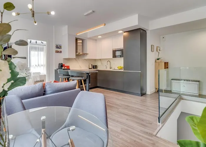 Modern Unit 5 Mins Walk To Historical