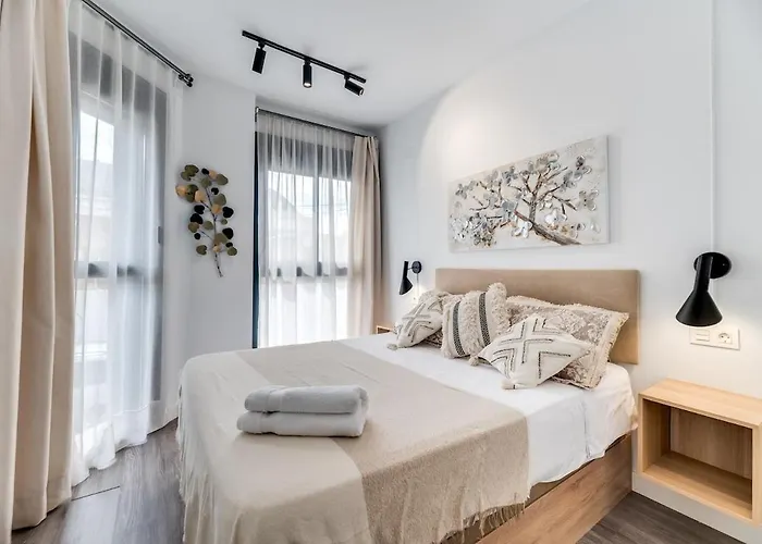 Modern Unit 5 Mins Walk To Historical Daire *
