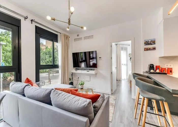 Modern Unit 5 Mins Walk To Historical Daire