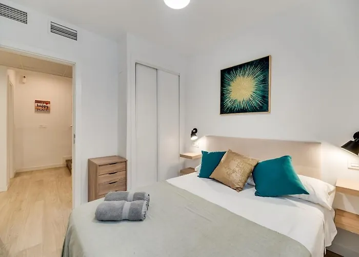 Modern Unit 5 Mins Walk To Historical Daire *