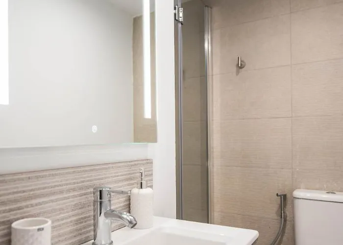 Daire Modern Unit 5 Mins Walk To Historical Málaga