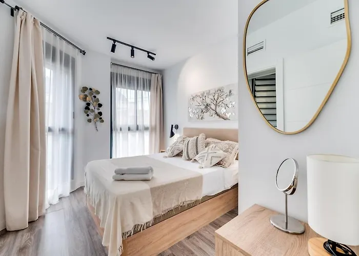 Daire Modern Unit 5 Mins Walk To Historical Málaga