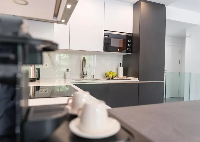 Modern Unit 5 Mins Walk To Historical