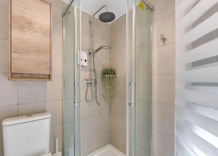 Modern Unit 5 Mins Walk To Historical *