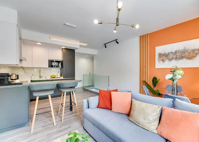 Modern Unit 5 Mins Walk To Historical Daire *